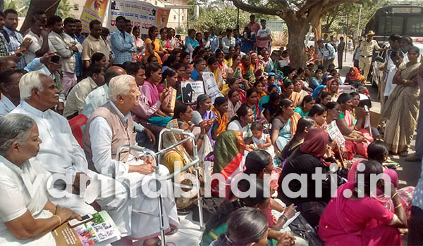 ಮದ್ಯ ನಿಷೇಧಕ್ಕಾಗಿ  ಅಬಕಾರಿ ಕಚೇರಿ ಮುಂದೆ ಪ್ರತಿಭಟನೆ